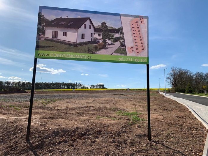 Nový billboard pro výstavbu rodinných domů v Senomatech